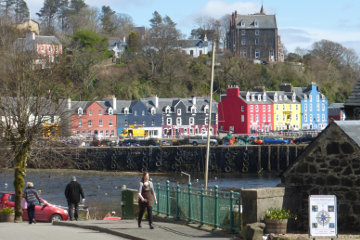 The colourful houses of Tobermory stand out in bright sunshine*