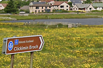 The sign points to Clickimin Broch, on an island in the middle of the lake*