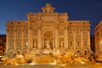 The main obstacle to a night photo is the horde of jostling tourists*