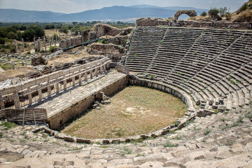 The theatre at one point went low-brow and was converted to an arena for animal hunts*